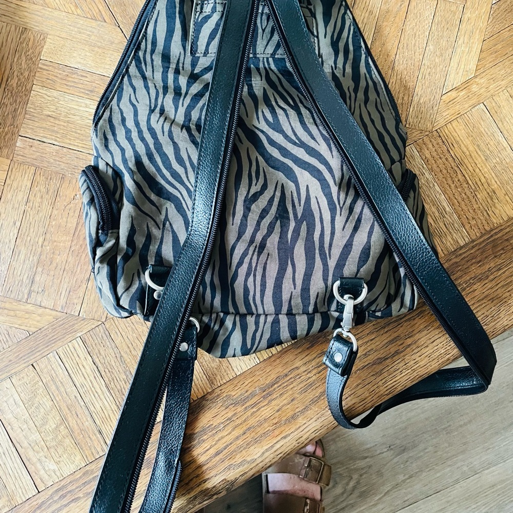Baggelini Backpack - Picture 8 of 11